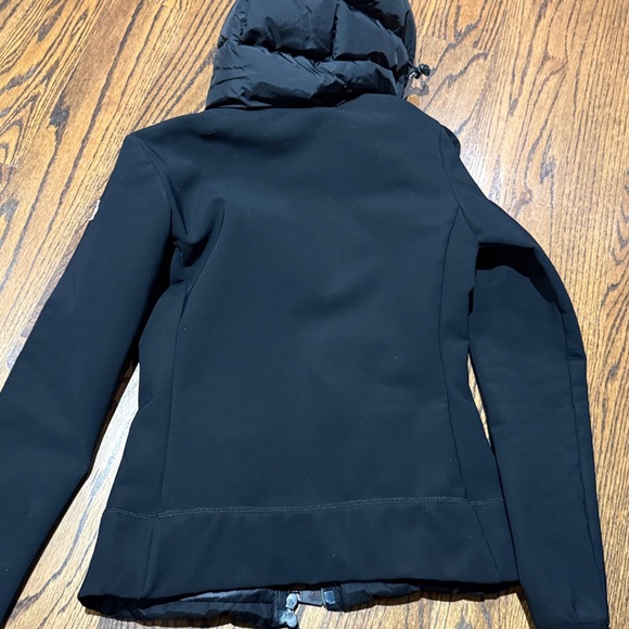 Moncler jacket, in perfect condition and barely worn. - Picture 3 of 12
